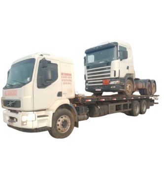 Guincho da MC Guinchos em ação transportando veículo